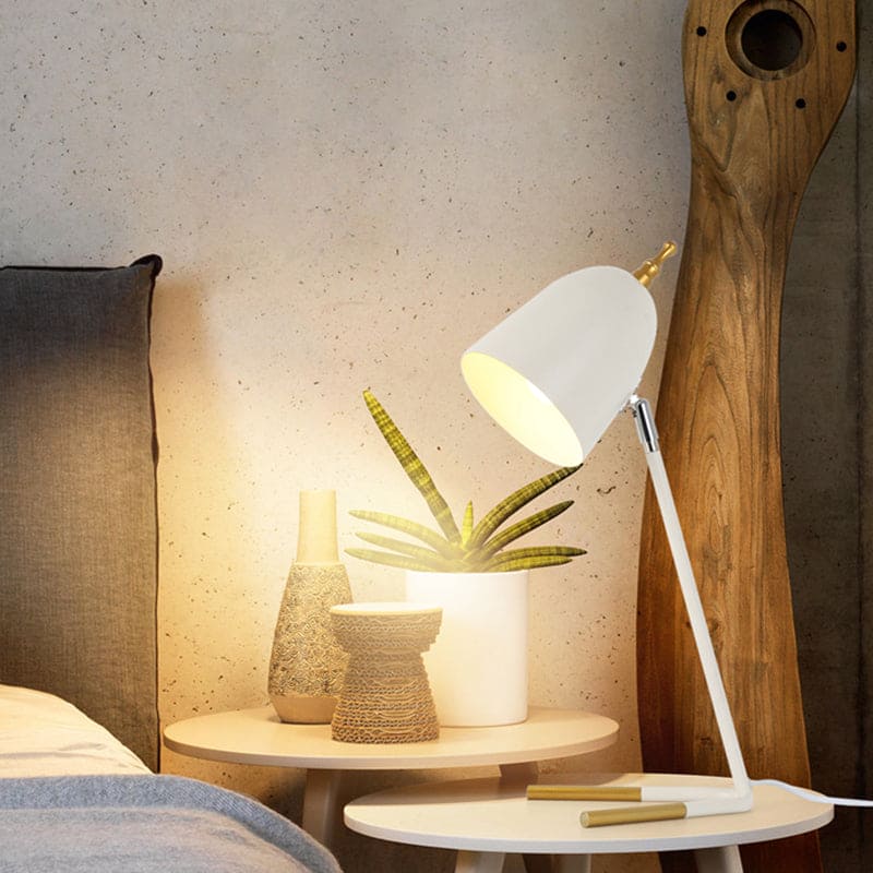 Lampe de table en métal à abat-jour dôme