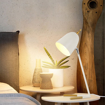 Lampe de table en métal à abat-jour dôme